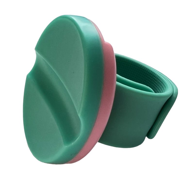 Игольница на руку магнитная с силиконовым слепым браслетом, овальная с крышкой d-50х60мм.